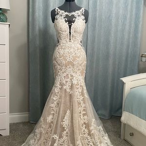 Comfortable and Gorgeous Wedding gown by Essence of Australia. Ivory/ Champagne